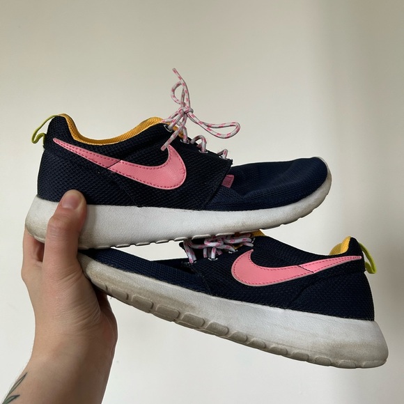 NIKE Roshe Run Running Low Navy Pink Shoes - Picture 1 of 9